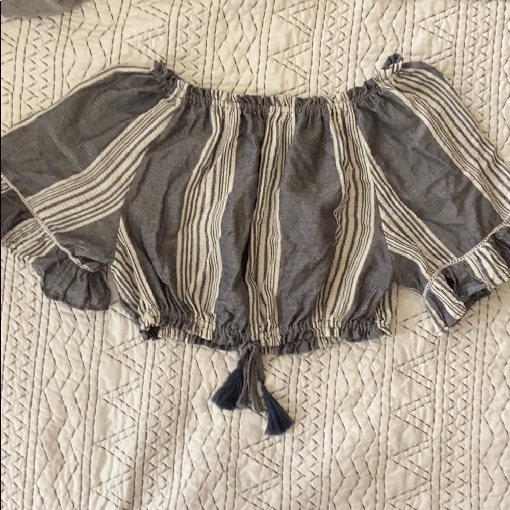 Off- shoulder crop top blouse